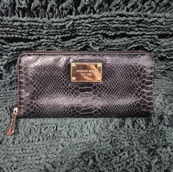 Michael Kors Black Leather Zip Around Wallet - Picture 1 of 11